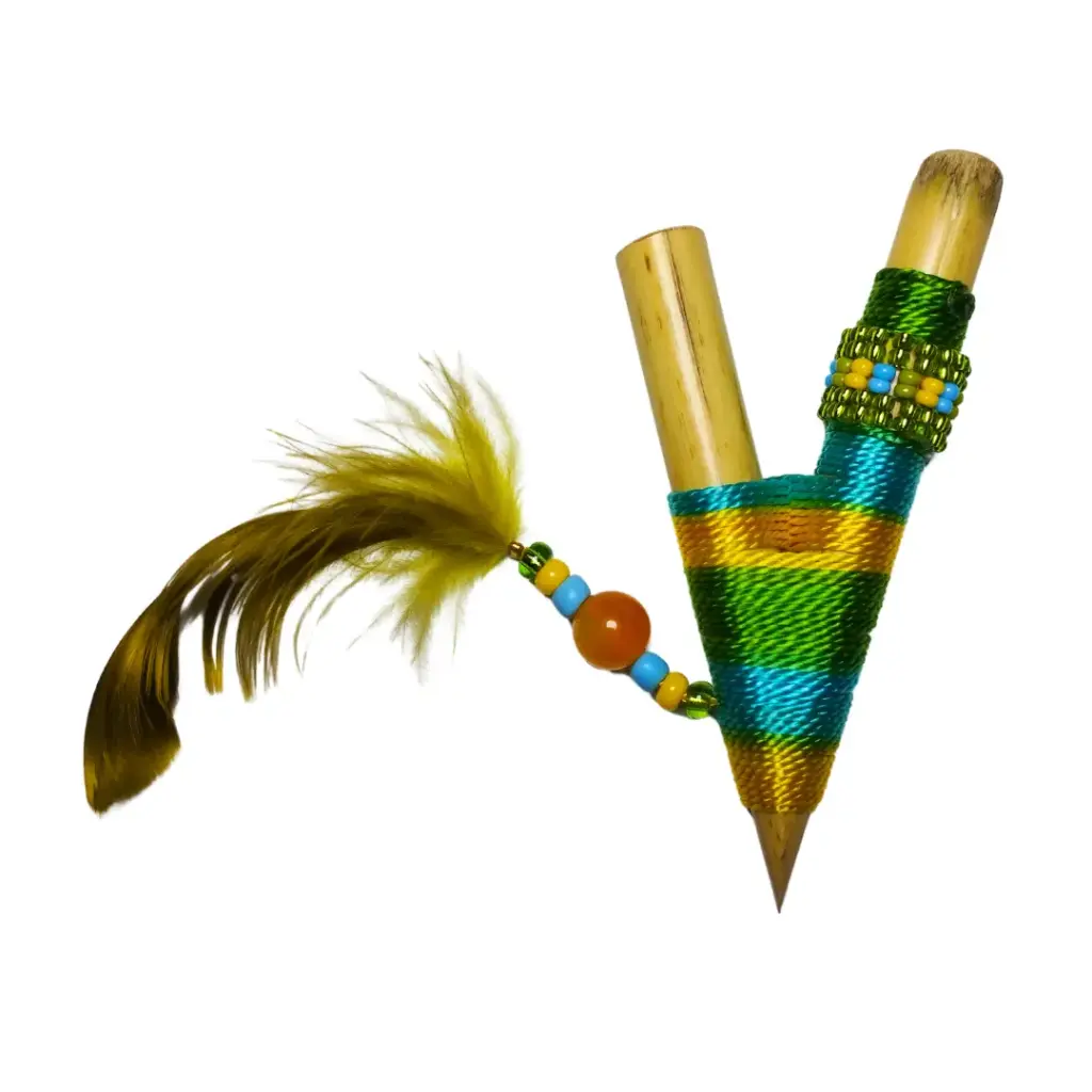 Kuripe de Guadua con Tejido Artesanal, Mostacilla y Pluma